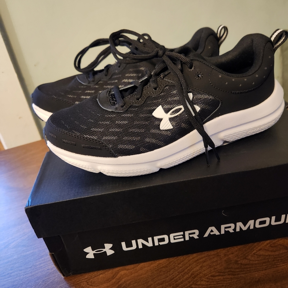 UnderArmour Charged Size 9 Mens EXTRA WIDE. Like New condition, In Box